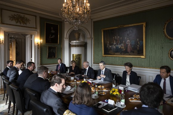 Bundespraesident Ignazio Cassis, Mitte, begruesst Bundeskanzler Walter Thurnherr, Bundesraetin Simonetta Sommaruga, Bundesrat Ueli Maurer, Bundesraetin Karin Keller-Sutter, Bundesratssprecher Andre Si ...