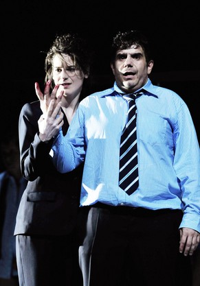 Rechts: Bruno Cathomas als Macbeth in einer Szene von William Shakespeares «Macbeth» aus dem Jahre 2008. Links: Bibiana Beglau als Lady Macbeth.