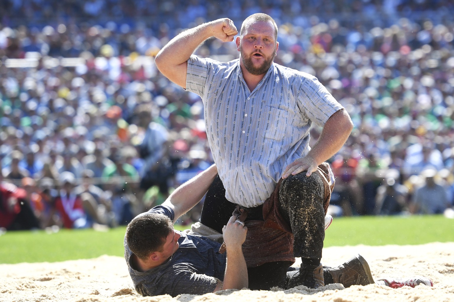 Sven Schurtenberger, rechts, jubelt ueber den Sieg gegen Patrick Schenk, links, im 6. Gang am Eidgenoessischen Schwing- und Aelplerfest (ESAF) in Zug, am Sonntag, 25. August 2019. (KEYSTONE/Ennio Lean ...