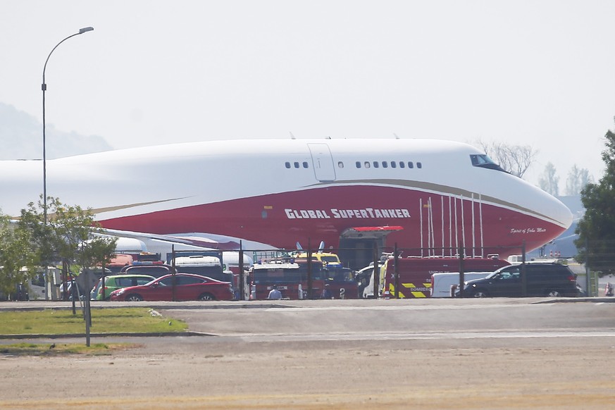 epa05749921 View of a &#039;Supertanker&#039; airplane, the biggest tanker plane of the world, at its arrival to the Santiago airport coming from the US, on 25 January 2017. The Supertanker arrived to ...