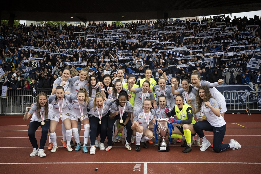 Die FCZ Frauen jubeln mit dem Pokal nach ihrem Sieg im Fussball Cupfinal FC Zuerich Frauen gegen den Grasshopper Club Zuerich im Letzigrund, am Samstag, 30. April 2022 in Zuerich. (KEYSTONE/Ennio Lean ...