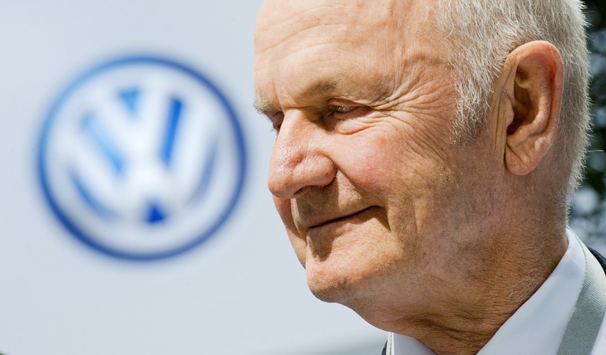 epa07795944 (FILE) - Chairman of the supervisory board of Volkswagen group, Ferdinand Piech in front of a VW logo before the Volkswagen AG general meeting in Hanover, Germany, 13 May 2014 (reissued 26 ...