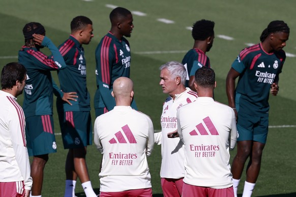 epa13198130 Real Madrid's head coach Jose Mourinho attends a training session of the team in Valdebebas, Madrid, Spain, 29 August 2026. The team prepares for its upcoming LaLiga match against Mal ...