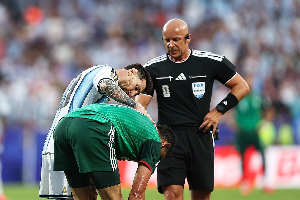 KANSAS CITY, MISSOURI - JUNE 16: Lionel Messi #10 of Argentina apologizes to Aïssa Mandi #2 of Algeria during the FIFA World Cup 2026 Group J match between Argentina and Algeria at Kansas City Stadium ...
