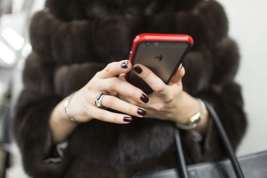 ZUR ABSCHAFFUNG DER ROAMINGGEBUEHREN VON SWISSCOM STELLEN WIR IHNEN AM DONNERSTAG, 19. FEBRUAR 2015, FOLGENDES ARCHIVBILD ZUR VERFUEGUNG – The hands of a woman who uses her smart phone, captured durin ...