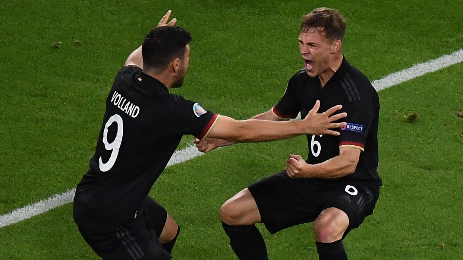 Joshua Kimmich feiert mit Kevin Volland den Ausgleich zum 2:2-Endstand.