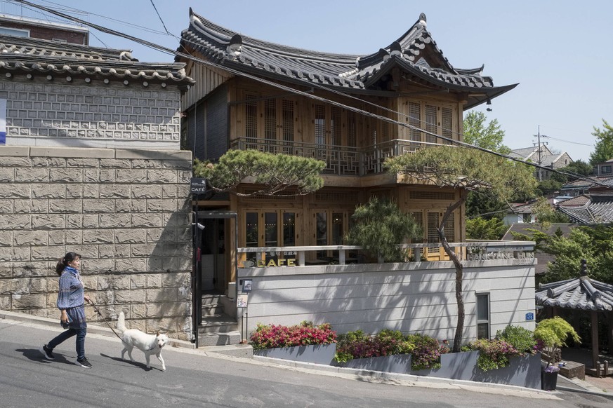 South Korea, Seoul: the traditional village of Bukchon Hanok South Korea, Seoul: traditional Korean village of Bukchon Hanok. Wooden house South Corea PUBLICATIONxNOTxINxFRA Copyright: xBenardxE/Andia ...