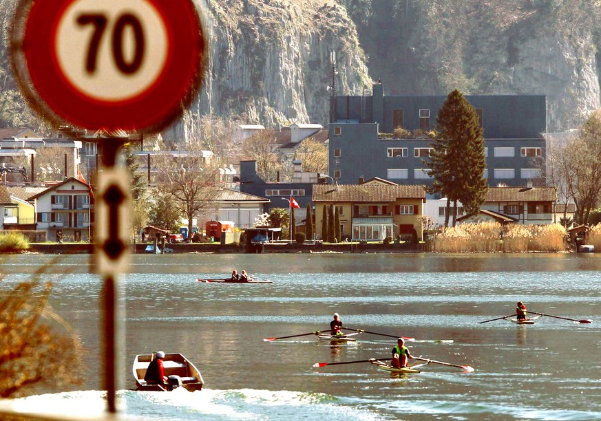 Ruderer des Ruderclub Stansstad trainieren am Samstag, 2. April 2011, bei schoenstem Fruehlingswetter auf dem Alpnachersee, einem Teil des Vierwaldstaettersee. (KEYSTONE/Urs Flueeler)