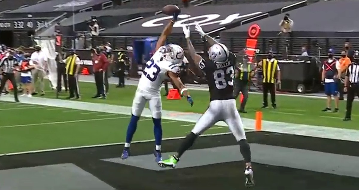 Der 1,75-Meter-Cornerback schnappt dem 1,98-Meter-Tight-End den Ball weg.