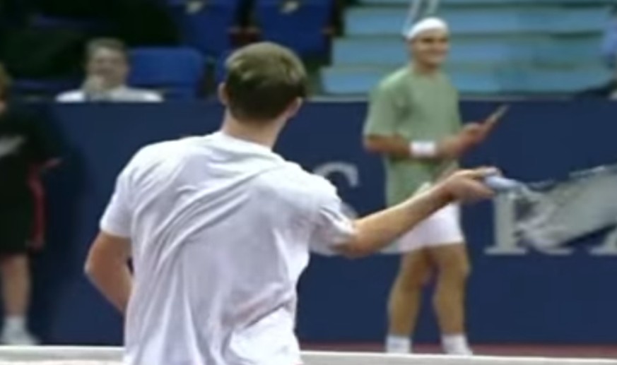 Nach Federers Gegensmash schmeisst Roddick frustriert sein Racket weg