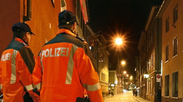 Zwei Polizisten blicken auf ihrem naechlichen Rundgang ins Welschdoerfli, am Freitag 15. Februar 2008 in Chur. Die Diskussionen um das neue Churer Polizeigesetz drehen sich kurz vor der Abstimmung vor ...