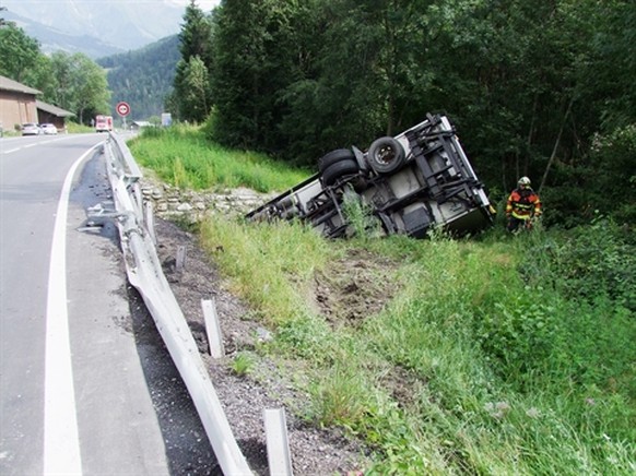 Der Lastwagen durchbrach die Leitplanke und stürzte die Böschung hinunter in ein Bachbett.