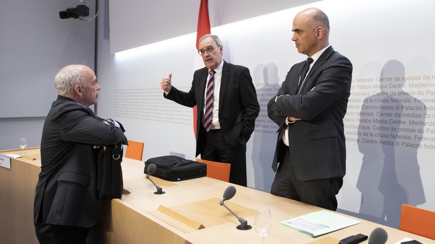 Die Bundesraete Ueli Maurer, Guy Parmelin und Alain Berset, von links, diskutieren am Ende einer Medienkonferenz ueber die Situation des Coronavirus, am Freitag, 20. Maerz 2020 in Bern. (KEYSTONE/Pete ...