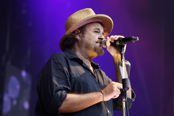 Buene Huber, Saenger der Schweizer Band Patent Ochsner, waehrend einem Konzert im Schwellenmaetteli in Bern, am Dienstag, 8. August, 2023. (KEYSTONE/Peter Klaunzer)