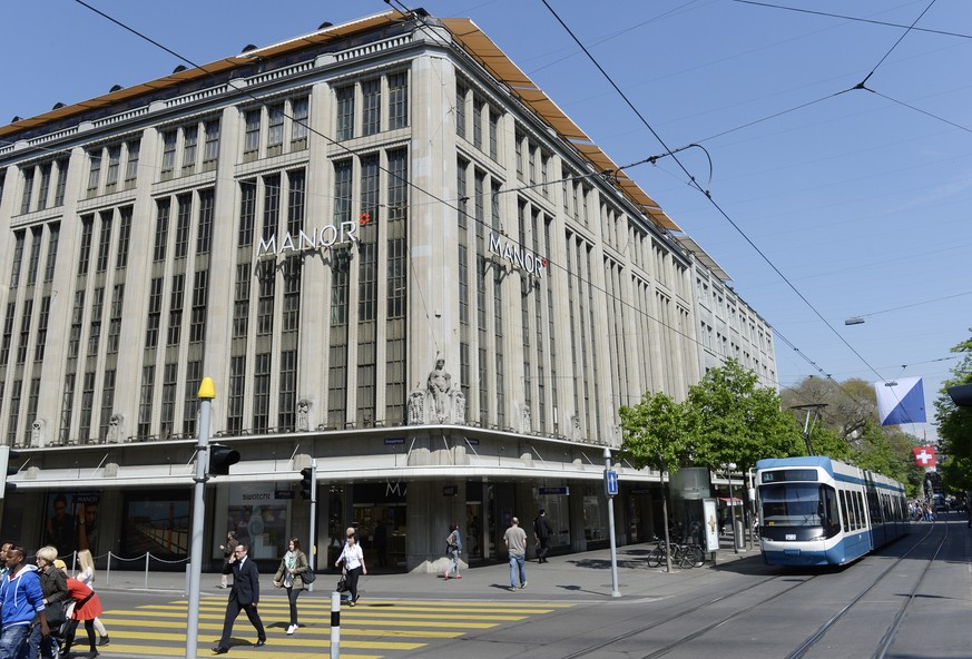 ARCHIVBILD ZUR MELDUNG, DASS MANOR AUF ENDE 2020 AN DER BAHNHOFSTRASSE AUSZIEHEN MUSS --- Das Warenhaus Manor, aufgenommen am Donnerstag, 24. April 2014, an der Bahnhofstrasse in Zuerich. Die Warenhau ...