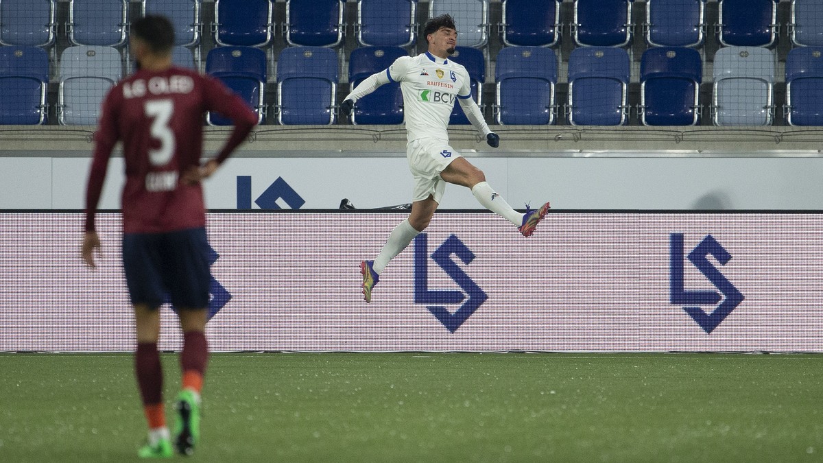 Lausanne's midfielder Cameron Puertas, right, celebrates his goal past Servette's defender Gael Clichy, left, after scoring the 3:1, during the Super League soccer match of Swiss Championshi ...