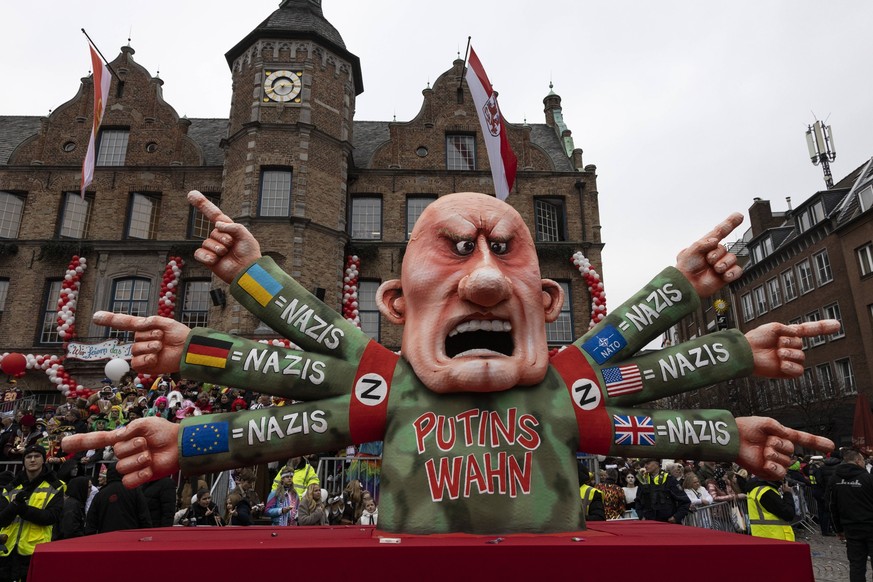 Politische Mottowagen von Jacques Tilly, Düsseldorf, Deutschland 20. Februar 2023, Düsseldorf, Deutschland. Politischer Mottowagen von Jacques Tilly zum Thema Putins Wahn auf Nazis beim Düsseldorfer R ...