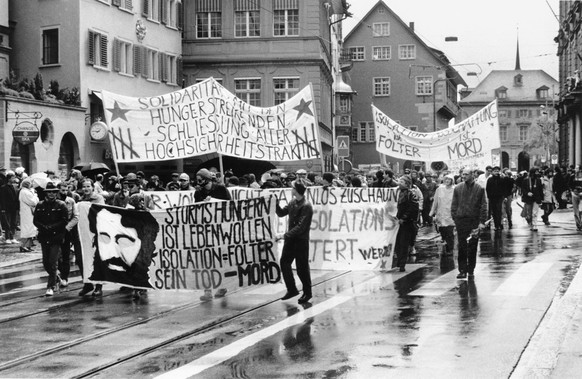 Gegen 500 Personen haben am 16. Mai 1987 in Zuerich an einer Solidaritaetskundgebung fuer den in der Strafanstalt Regensdorf inhaftierten &quot;Ausbrecherkoenig&quot; Walter Stuerm teilgenommen und di ...