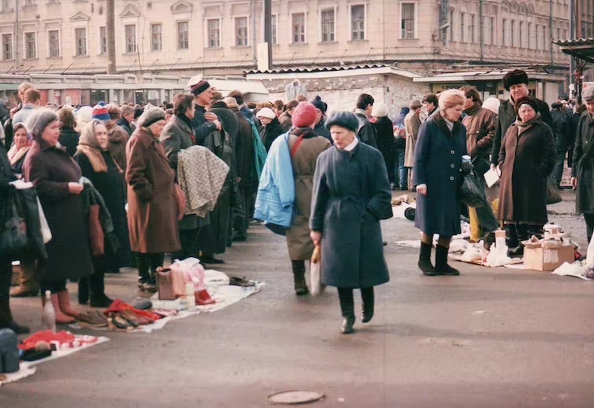 Marché aux puces à Rostov-sur-le-Don, 1992. De nombreux Russes ont dû se résoudre à vendre des vêtements et autres objets du quotidien pour pouvoir se nourrir.