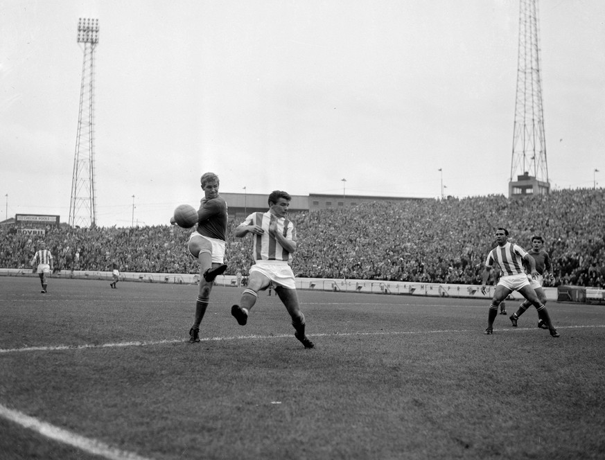 Bildnummer: 08519055 Datum: 05.10.1963 Copyright: imago/United Archives
London : it looks as through Chelsea inside left Graham Moore ( left ) has a grudge against Stoke City s left half Eric Skeels  ...