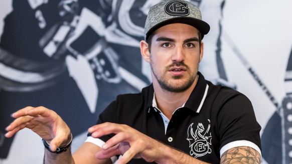 Reto Berra, neuer Torhueter des HC Fribourg-Gotteron, spricht an einer Medienkonferenz in Fribourg, am Freitag, 28. April 2017. (KEYSTONE/Thomas Hodel)