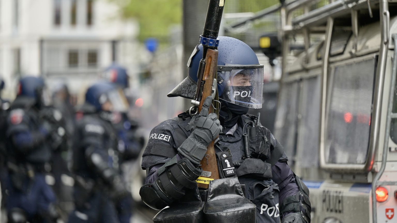 Mit einem grossen Polizeiaufgebot wird der Umuzg bei einer Kundgebung zum Tag der Arbeit gestoppt in Basel, am Montag, 1. Mai 2023. (KEYSTONE/Georgios Kefalas)