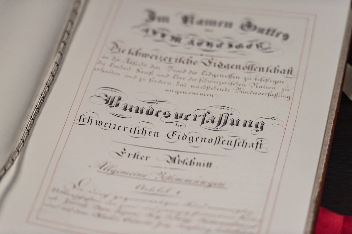 Ein Faksimile der Schweizerischen Bundesverfassung liegt zur Ansicht in einer Vitrine in der Eingangshalle des Bundeshauses, an der Herbstsession der Eidgenoessischen Raete, am Dienstag, 14. September ...