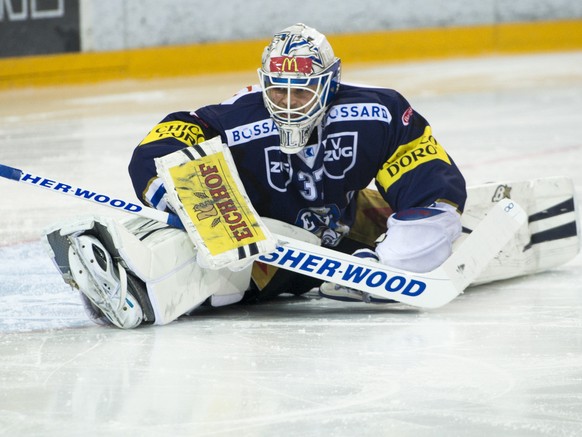 EVZ Goalie Eero Kilpelaeinen beim Eishockey National League A Spiel am 7. Januar 2014 zwischen dem EV Zug und den Kloten Flyers in der Bossard Arena in Zug. (KEYSTONE/Sigi Tischler)