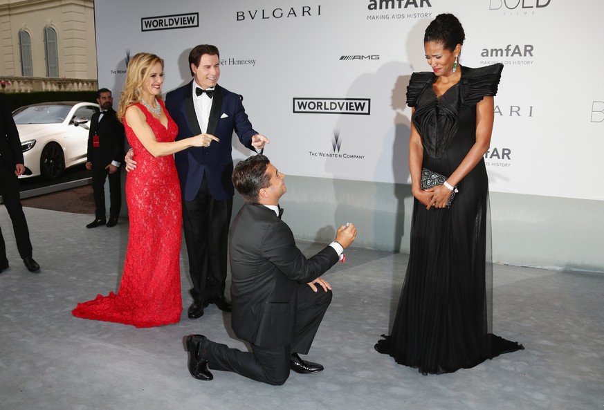 Oscar Generale geht vor Denny Mendez auf die Knie. John Travolta und Kelly Preston freuts.&nbsp;