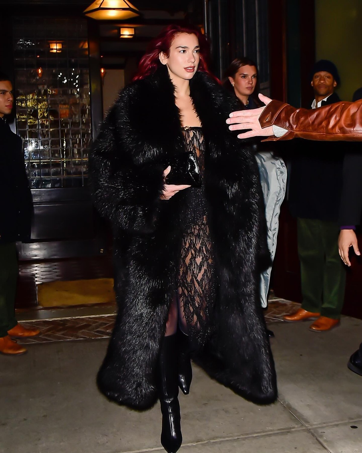 Dua Lipa a elle aussi adopté le grand manteau et l'attitude de la «mob wife».