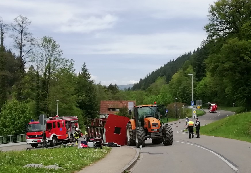 01.05.2024, Baden-W�rttemberg, Kandern: Rettungskr�fte stehen nach einem Unfall neben einem einem umgest�rzten Maiwagen. Bei dem Unfall mit einem Maiwagen-Anh�nger sind im s�dbadischen Kandern rund dr ...