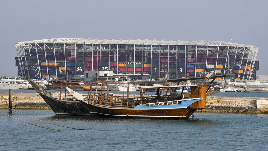 ARCHIV - ZU DEN STADIEN AN DER FIFA FUSSBALL WM 2022 IN KATAR STELLEN WIR IHNEN FOLGENDES BILDMATERIAL ZUR VERFUEGUNG - epa09643107 Outside view of the Stadium 974 before the FIFA Arab Cup 2021 semi f ...