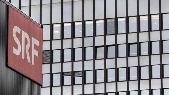 Das SRF Logo am Gebaeude von Schweizer Radio und Fernsehen, aufgenommen am Montag, 18. Maerz 2024 in Leutschenbach Zuerich. Es seien weitere Einsparungen und ein Stellenabbau im Rahmen des Projektes S ...