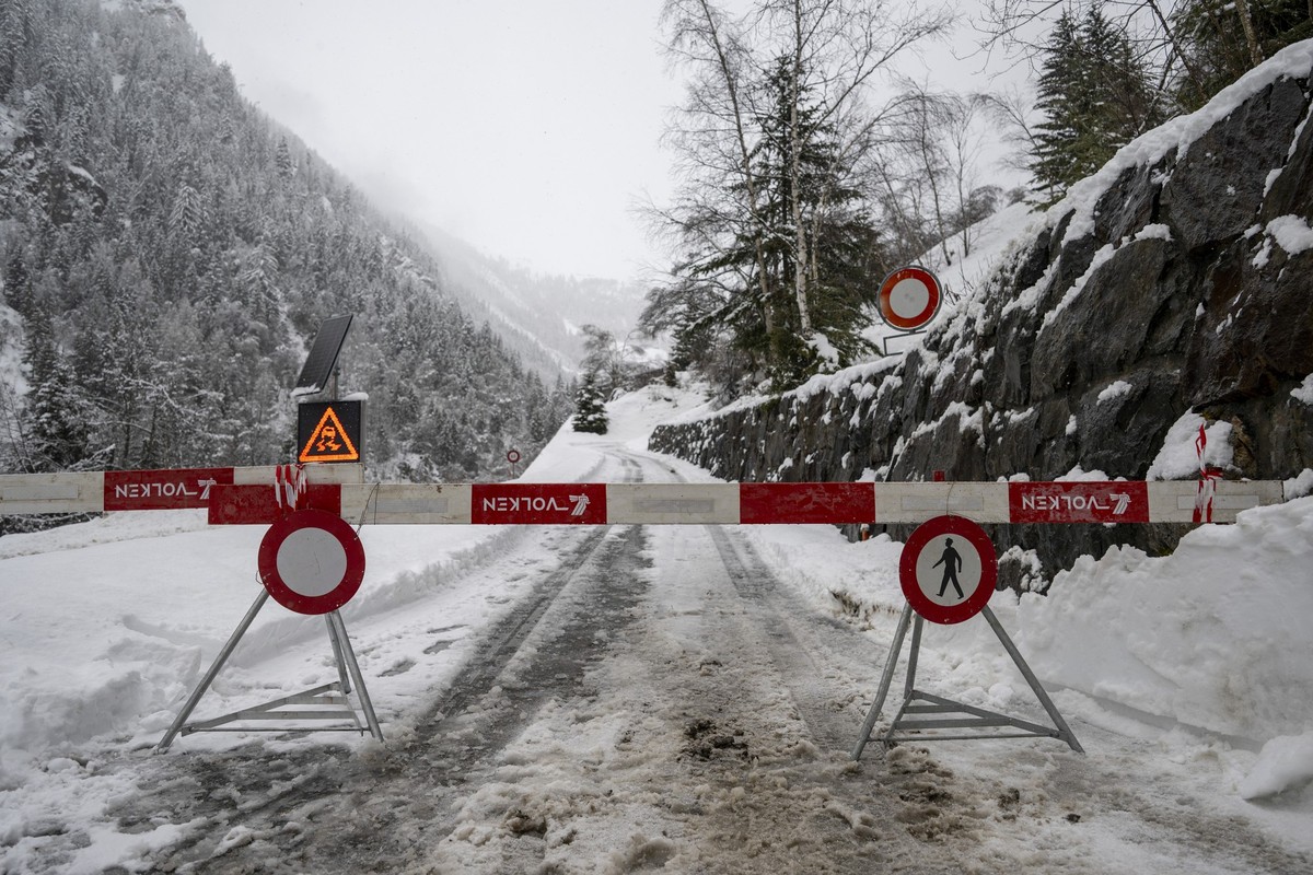 KEYPIX - Sicht auf eine gesperrte Strasse zur Stockgalerie, am Montag 16. Februar 2026, in Goppenstein. Bei der Stockgalerie zwischen Goppenstein und Hohtenn ist ein Personenzug der BLS entgleist und  ...