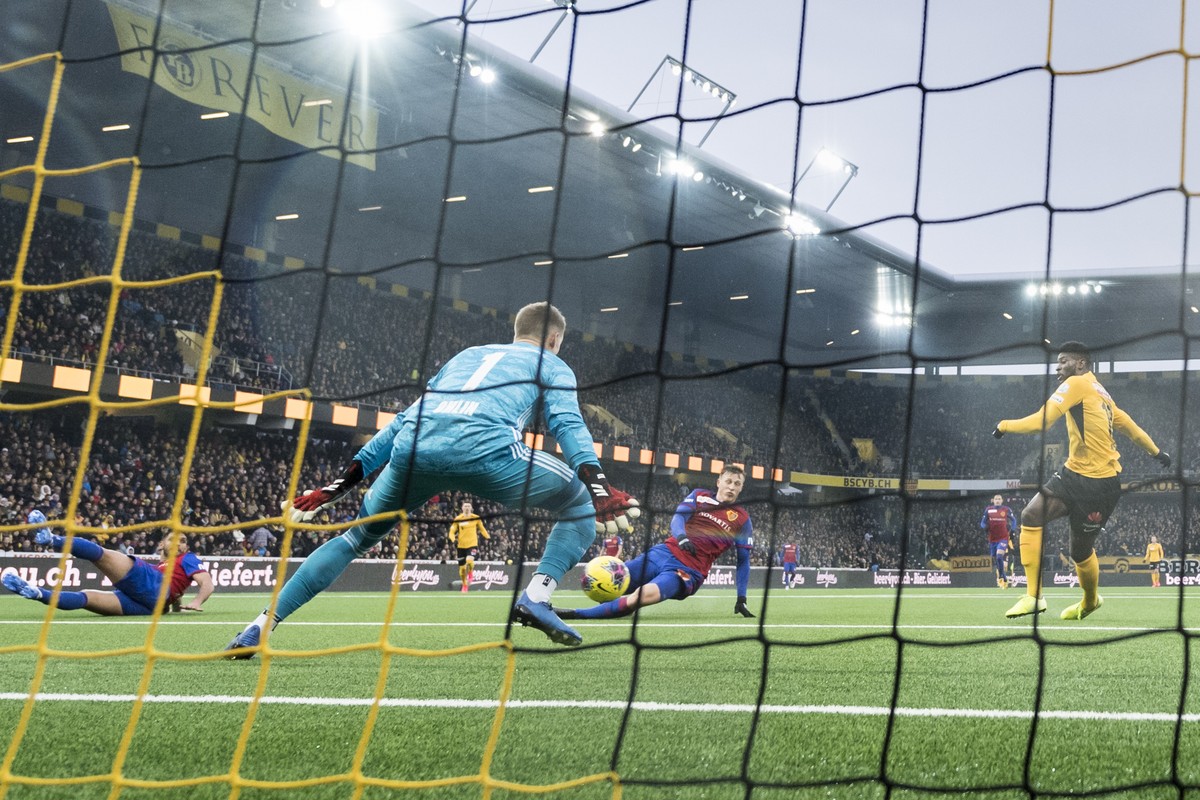 YBs Jean-Pierre Nsame, rechts, trifft zum 1:0 gegen Basels Torhueter Jonas Omlin, links, Emil Bergstroem, Mitte, kann nicht eingreifen, im Fussball Meisterschaftsspiel der Super League zwischen dem BS ...