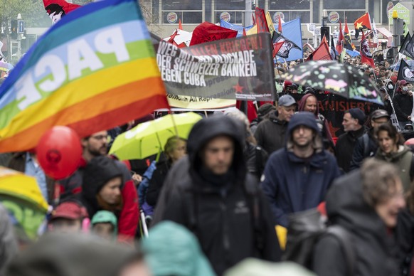 Kundgebungsteilnehmer laufen am traditionellen 1. Mai-Umzug, am Tag der Arbeit im Zeichen der &quot;feministischen Revolution&quot; in Zuerich, aufgenommen am Montag, 1. Mai 2023. (KEYSTONE/Ennio Lean ...