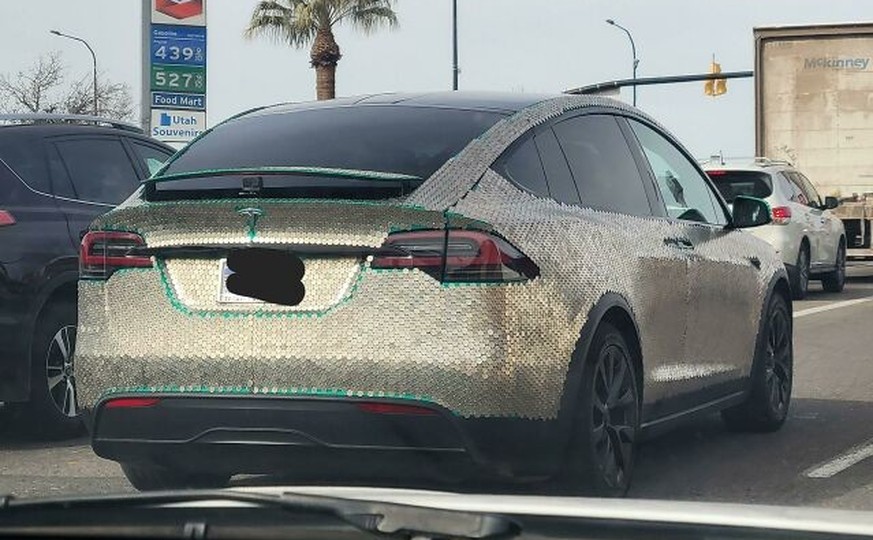 Tesla covered in Nickels. 
Auto-Mods der Hölle
https://www.reddit.com/r/mildlyinteresting/comments/116fozv/this_car_covered_in_nickels/
