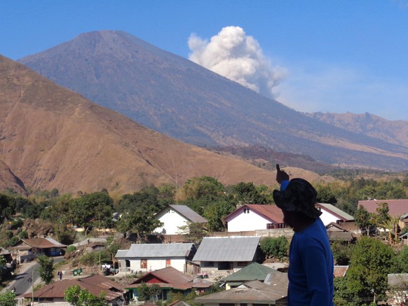 epa05010129 Mount Rinjani spews volcanic ash in East Lombok, West Nusa Tenggara, Indonesia, 04 November 2015. Mount Rinjani has been spewing ash for 3 days, but authorities said the volcano&#039;s ale ...