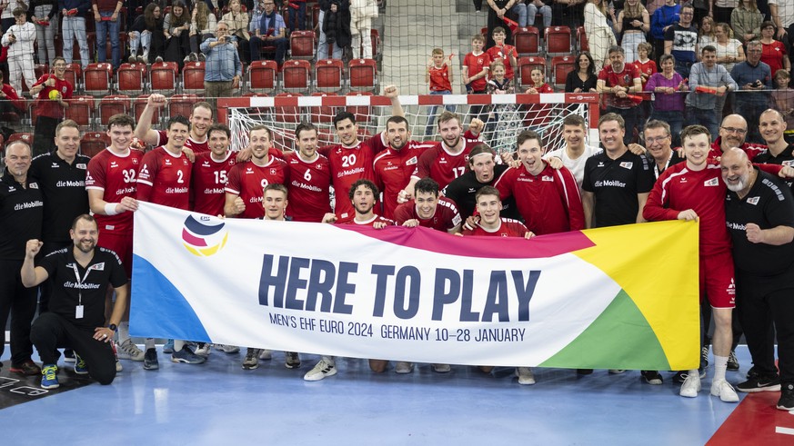 The Swiss team pose with a flag of the Euro 2024 during the Men