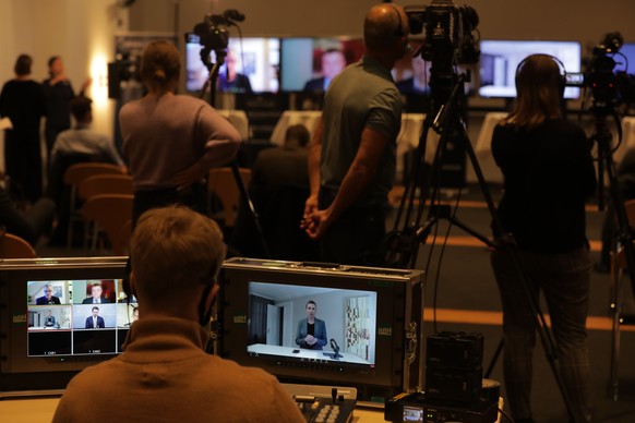 Dänische TV-Journalisten verfolgen die Medienkonferenz, in der die dänische Ministerpräsidentin über die Bedrohung durch das mutierte Coronavirus informiert.