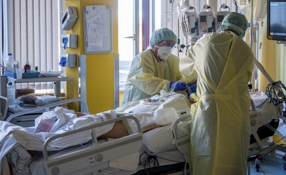 Intensive care nurses treat a patient severely ill with Covid-19 in the Corona intensive care unit at the University Hospital in Halle/Saale on Monday, Nov. 22, 2021. The German air force Luftwaffe wi ...