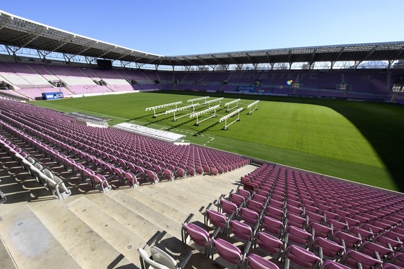 Les rampes pour la luminotherapie afin de regenerer la pelouse du stade de Geneve qui a souffert du manque d&#039;ensoleillement, photographiees, ce vendredi 10 mars 2017. Le gazon est aux soins inten ...