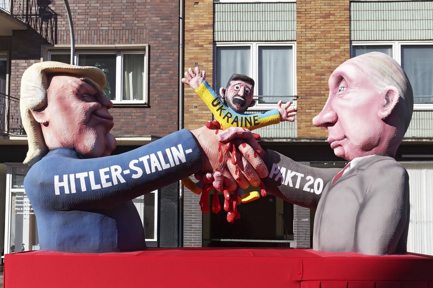 US-Pr�sident Donald Trump und Pr�sident Wladimir Putin zerquetschen bei einem H�ndedruck den ukrainischen Pr�sidenten Selenski, Hitler-Stalin Pakt 2.0, Pappmach�-Figuren, Mottowagen von Jacques Tilly, ...