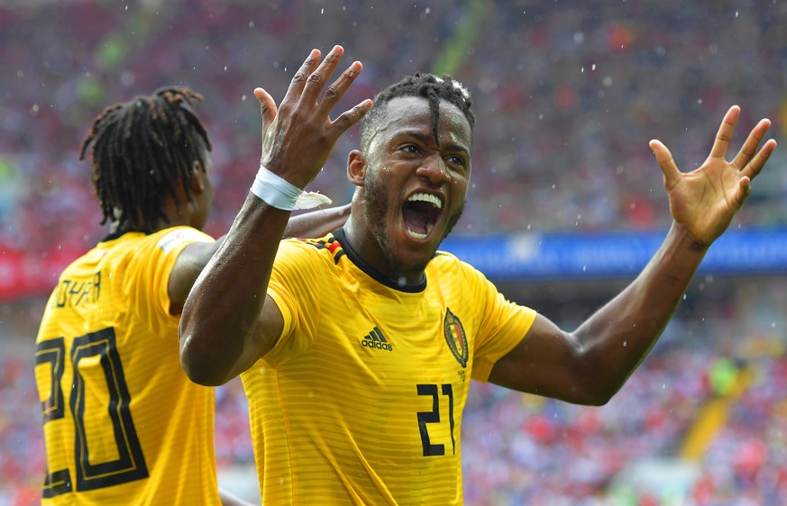 epa06833411 Michy Batshuayi (R) of Belgium celebrates after scoring the 5-1 lead during the FIFA World Cup 2018 group G preliminary round soccer match between Belgium and Tunisia in Moscow, Russia, 23 ...