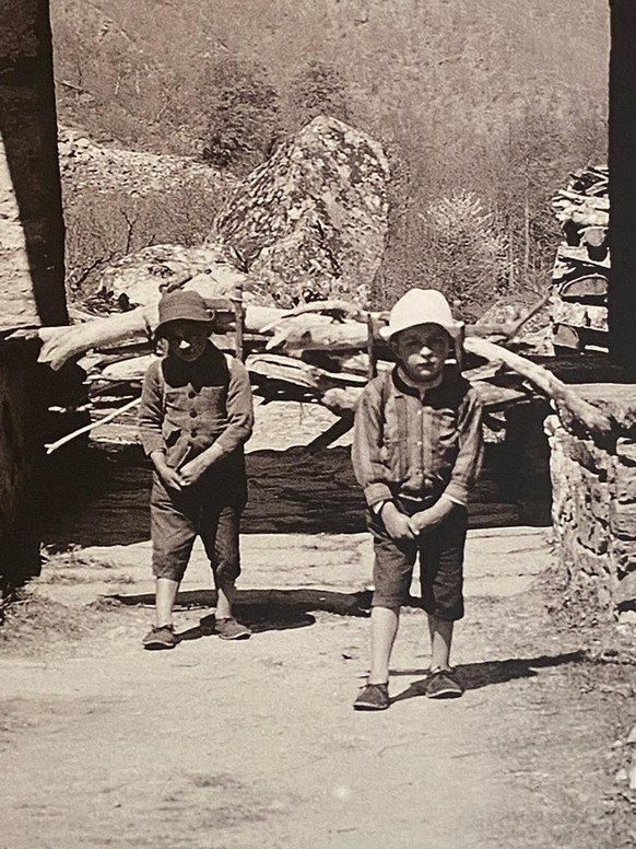 Dieses Foto hängt im Museo di Valmaggia in Cevio und zeigt zwei Kinder aus dem Bavonatal.