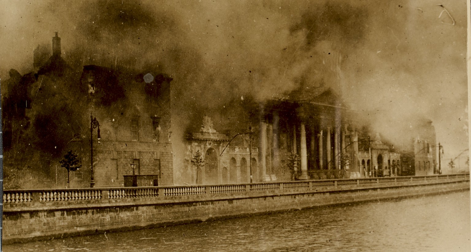 Das brennende Gerichtsgebäude während der Schlacht von Dublin, 1922.