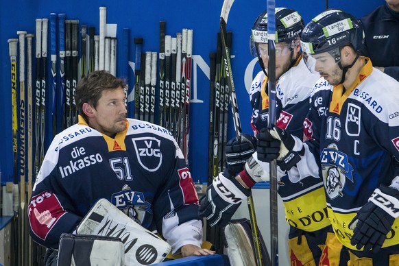 Zugs Torhueter Tobias Stephan, Zugs Johann Morant und Zugs Raphael Diaz, von links, beim Eishockeyspiel der National League zwischen dem EV Zug und dem EHC Kloten, am Freitag, 15. Dezember 2017, in de ...