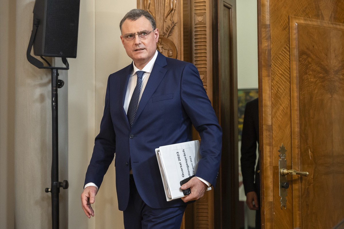 Swiss National Bank's (SNB) Chairman of the Governing Board Thomas Jordan arrives for a media briefing at the Swiss National Bank in Zurich, Switzerland, on Thursday, June 22, 2023. (KEYSTONE/Mic ...