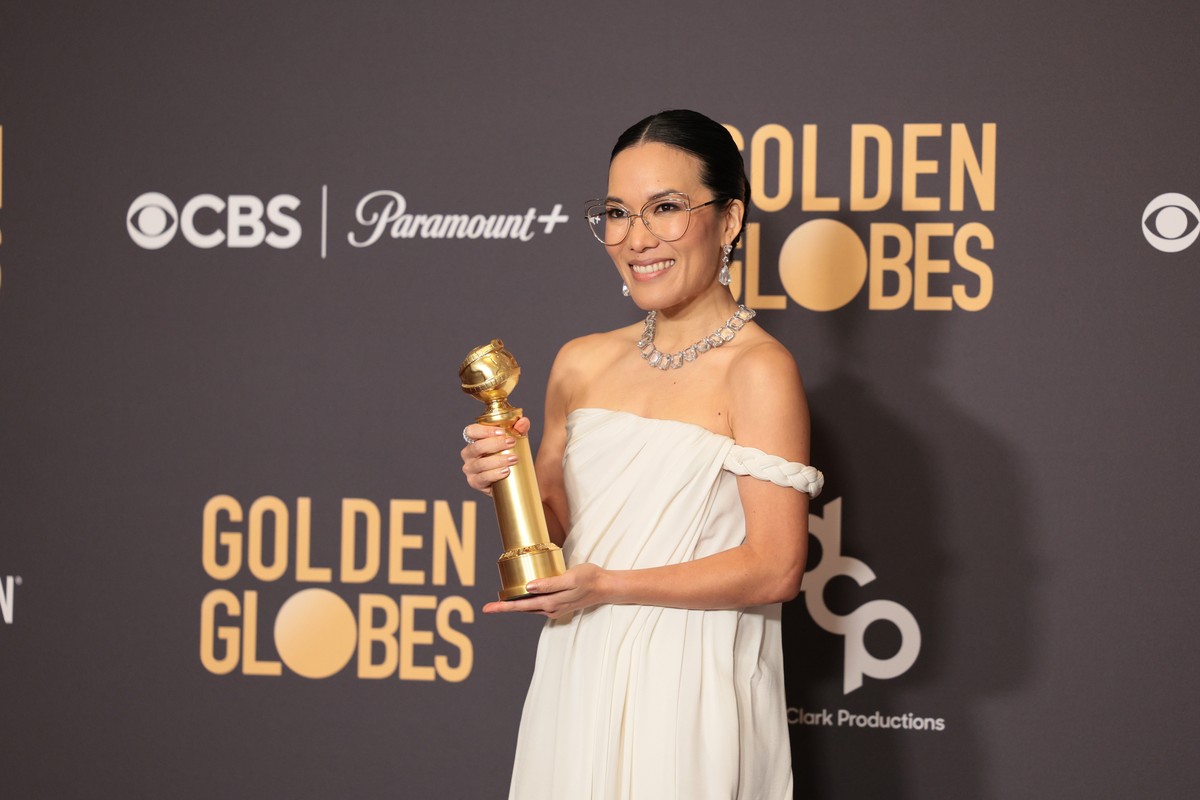 epa11063396 US actor Ali Wong poses with the award for Best Performance by a Female Actor in a Limited Series, Anthology Series or a Motion Picture Made for Television for 'Beef' in the pres ...