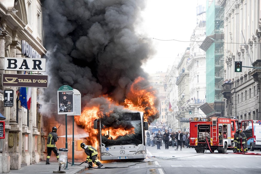 epa06718539 A bus is engulfed by flames in via del Tritone, in central Rome, Italy, 08 May 2018. There are no reports of injuries. Emergency services put out the fire. EPA/CLAUDIO PERI
